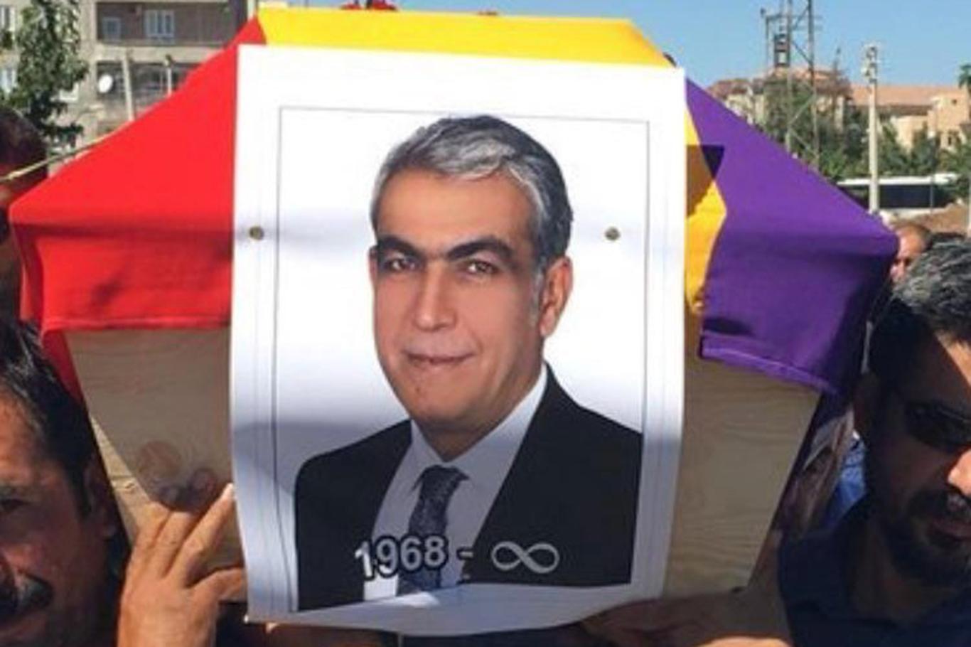 HDP’li eski vekilin cenazesi Ermeni bayrağına sarıldı HDP’li eski vekilin cenazesi Ermeni bayrağına sarıldı